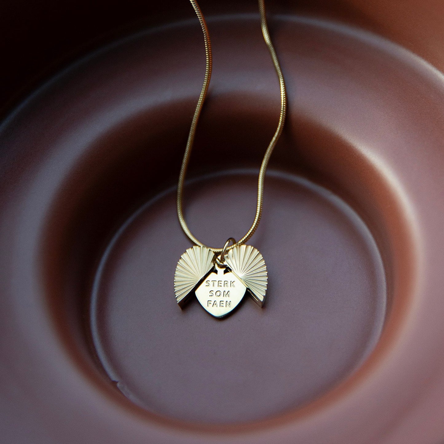 Hjertesmykke, STERK SOM FAEN